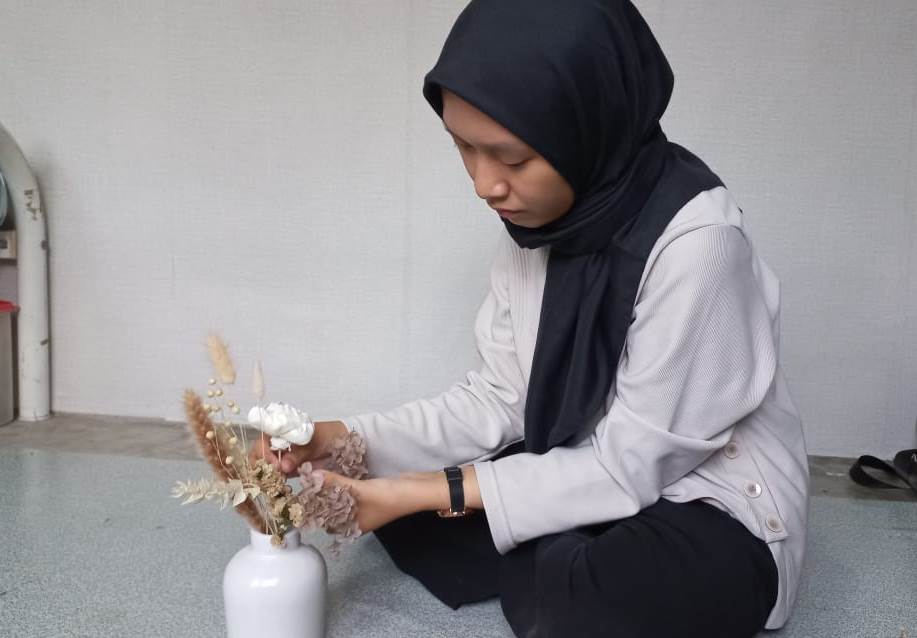 Gheby  saat menata bunga kering dalam pot. SITI/PONTIANAKPOST