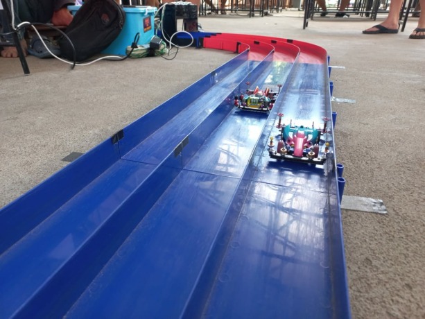 Mini 4WD melaju berlomba di sirkuit.