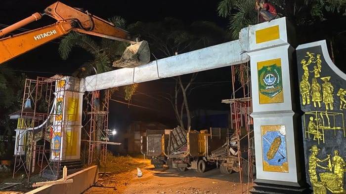 BONGKAR: Pembongkaran lintang gerbang masuk Kota Singkawang menjadi bagian dari program penataan kota. (IST)