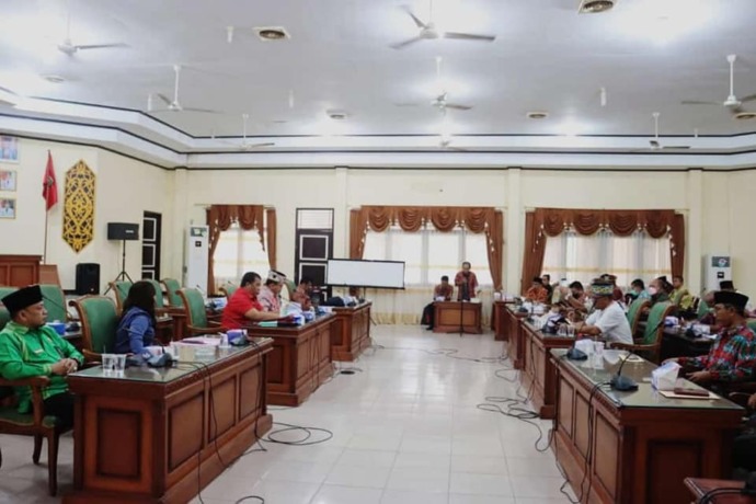 Rapat hasil penyampaian informasi dan penjelasan atas kesepakatan hasil Bahaump di ruang rapat kantor DPRD Landak, Jumat (13/5). (Istimewa)