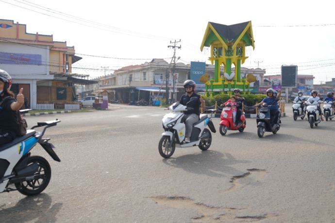 Sehat : hidup sehat lewat kegiatan olah raga senam bersama dan Sunday Morning Ride (Sunmori) motor listrik di Taman Merdeka Ketapang