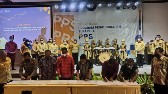 PENCANANGAN: Kepala KPP Pontianak Barat, Wali Kota Pontianak, dan unsur Forkompinda saat menandatangani pencanangan  Zona Integritas Menuju Wilayah Birokrasi Bersih dan Melayani. (Aristono/Pontianak Post)