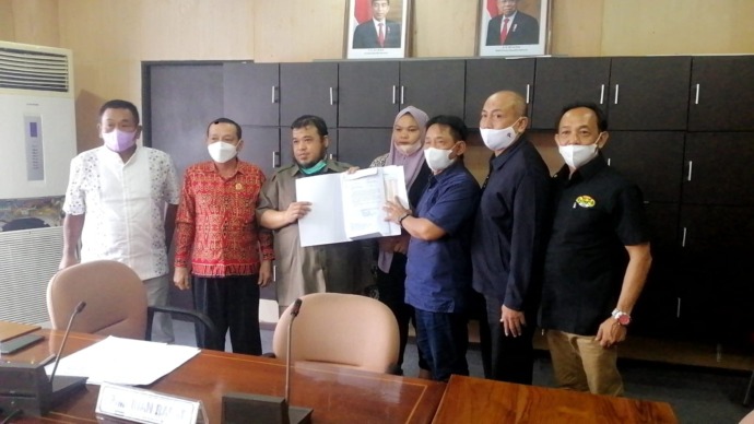 Para atlet, pelatih dan official Pengprov PABBSI Kalbar mengadu ke Komisi V DPRD Kalimantan Barat terkait surat  perintah pengosongan Mess PABBSI sampai tanggal 13 Mei 2022 ini. (IST)