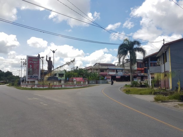 Pemandangan di Simpang Tugu Sukarno Pal 2 Ngabang tanpa aktivitas masyarakat, Sabtu (28/5). Foto Miftahul