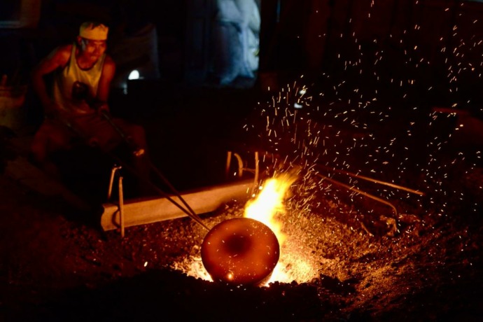 Proses pembuatan gamelan di Desa Wirun, Kecamatan Mojolaban, Kabupaten Sukoharja, Kabupaten Jawa Tengah. (ARIEF NUGROHO/PONTIANAK POST)