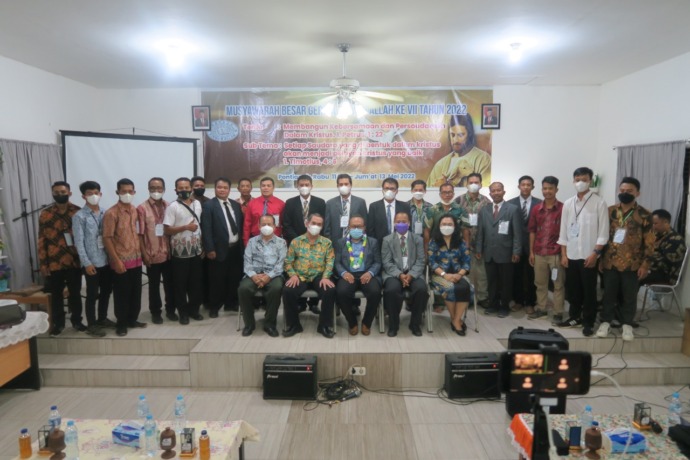 Pengurus dan panitia Gereja Firman Allah beserta tamu undangan berfoto bersama usai ibadah pembukaan Mubes FGA VII. (IST)