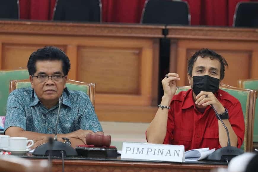Komisi B DPRD Landak menggelar mediasi antara warga penyerah lahan dan PT Tebar Tandan Tenerah (TTT), di gedung DPRD Landak, Rabu (18/5). (IST)