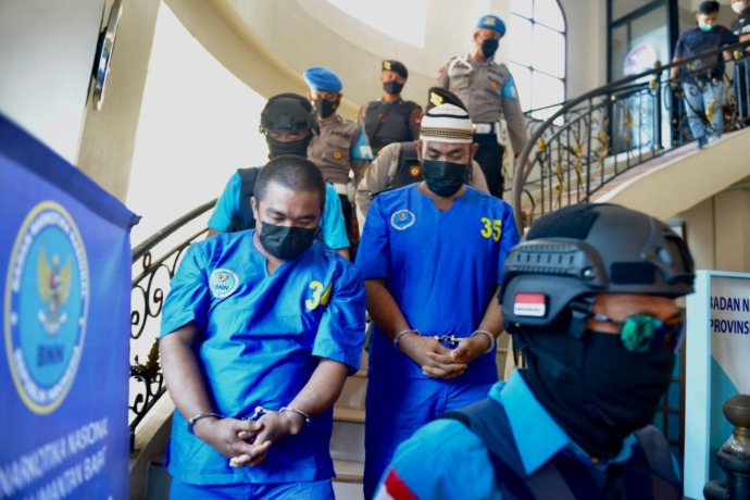 Yudha Ajianto, anggota polisi aktif bersama rekannya, Komar, saat diamankan Badan Narkotika Nasional Kalimantan Barat terkait kasus penyalahgunaan narkotika, Rabu (18/5). (ARIEF NUGROHO/PONTIANAK POST)