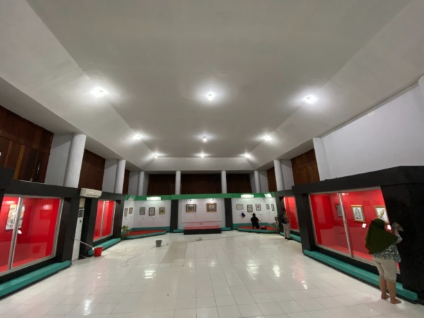PERSIAPAN PAMERAN: Beberapa pekerja sedang mempersiapkan pameran seni menggambar dengan konsep