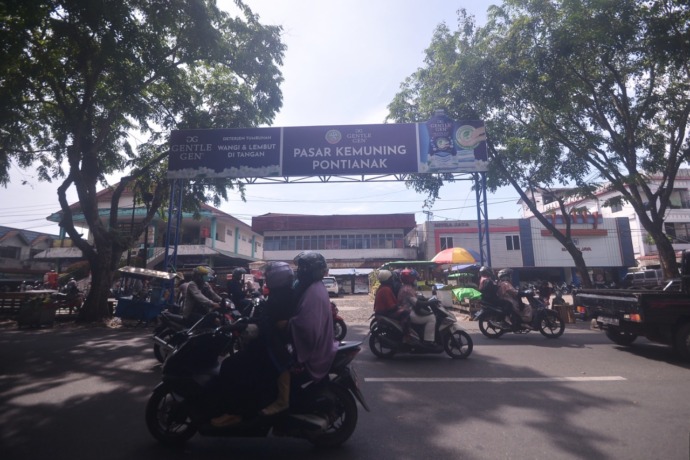 PASAR KEMUNING: Beberapa kendaraan sedang melintas di depan Pasar kemuning Jalan Prof. M. yamin =. Parlemen meminta Dinas Koperasi Usaha Mikro dan perdagangan Pontianak menata ulang beberapa pasar tradisional khususnya untuk lantai atas pasar yang tidak t