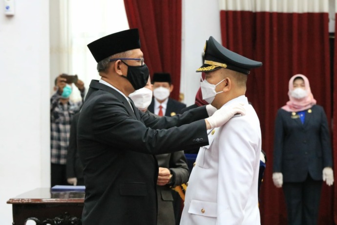 Gubernur Kalimantan Barat Sutarmidji mengambil sumpah jabaran PJ Bupati Landak Samuel di Balai Petitih Kantor Gubernur Kalbar, Senin (23/5). (IST)
