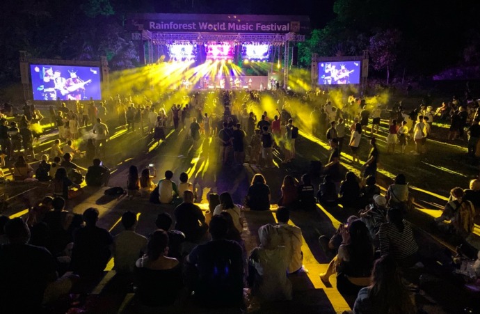Gelaran Rainforest World Music Festival 2022 yang menandakan bangkitnya pariwisata di Sarawak. foto Shando Safela