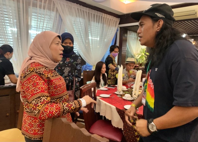 Menteri Pariwisata Malaysia, Nancy Shukri berbincang dengan Jurnalis Pontianak Post, Shando Safela tentang masalah transportasi umum di perbatasan kedua negara. Foto David Hogan JR/MalaysiaAsia