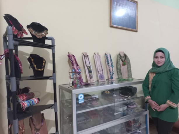 AKSESORIS : Maya Noviza menunjukkan beragam aksesoris dari batu yang diproduksinya. SITI/PONTIANAKPOST