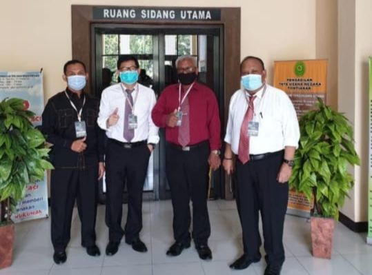 KAWAL KASUS: Empat orang kuasa hukum PT BIR, Buyung Bunardi, Eddy Sani, Mikraj Sedekti Embau dan Kasuwan, berhasil meyakinkan MA jika lahan yang disengketakan merupakan milik kliennya. (IST)