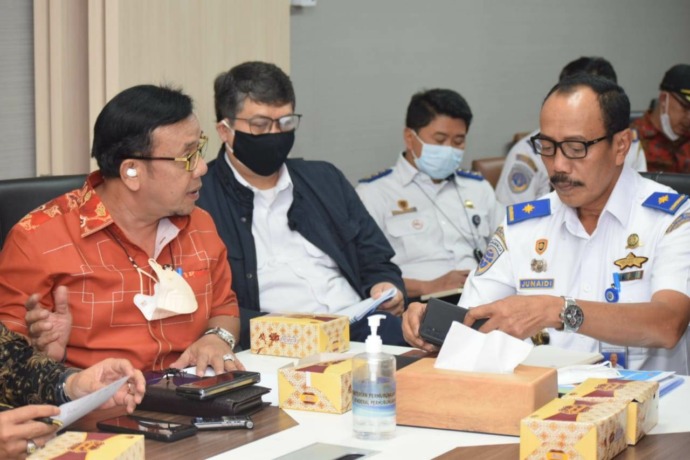 ROMBONGAN: Wakil Ketua DPRD Kabupaten Sambas pimpin rombongan DPRD ke Kantor Kemenhub sikapi penghentian kapal penyeberangan di Sekura. Istimewa