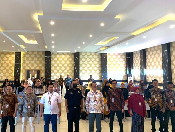 Direktur Politap, Pimpinan Cabang Bank Kalbar Syariah Ketapang dan narasumber bersama Usaha Mikro Kecil Menangah (UMKM). (IST)