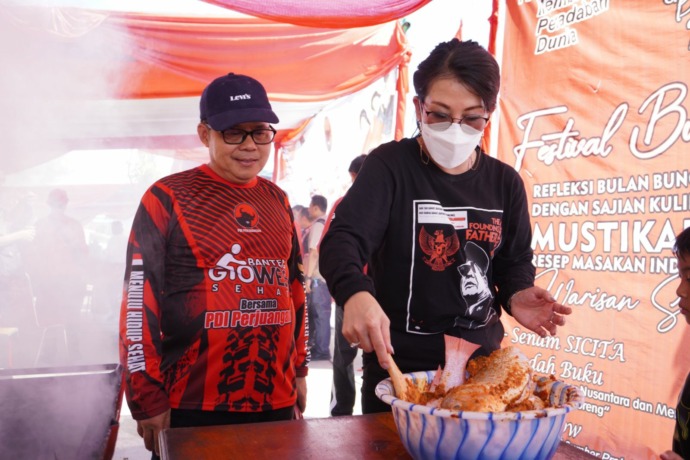 Wali Kota Singkawang, Tjhai Chui Mie (kanan) didampingi Wakil Sekretaris Internal DPD PDI Perjuangan Kalbar, Malin tampak sedang membumbui ikan pada Festival Sajian Kuliner Nusantara di Waterfront Kuala Singkawang. (Ist)