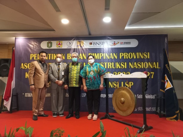 FOTO BERSAMA : Foto bersama saat kegiatan Pelantikan Badan Pimpinan Provinsi Ataknas Kalbar periode 2022-2027, di Hotel Golden Tulip Pontianak, Kamis (16/6).