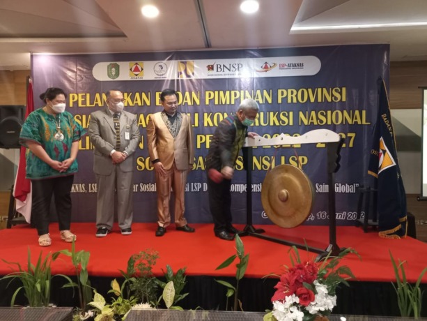 PUKUL GONG : Sekda Kalbar, Harisson memukul gong saat kegiatan Pelantikan Badan Pimpinan Provinsi Ataknas Kalbar periode 2022-2027, Kamis (16/6). SITI/PONTIANAKPOST
