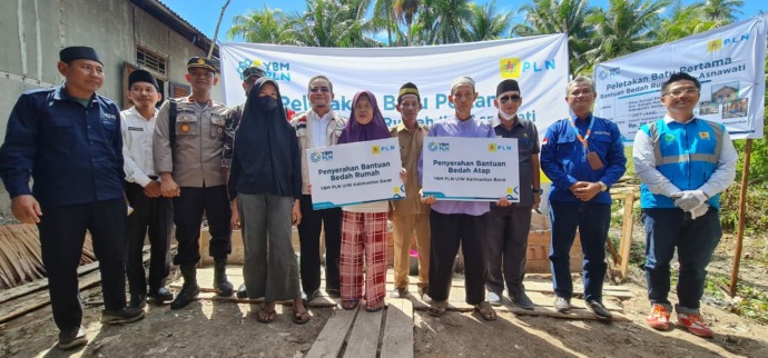 Bedah Rumah: Bantu Warga Kurang Mampu, YBM PLN Kalbar Laksanakan Program Bedah Rumah dan Bantuan Paket Sembako