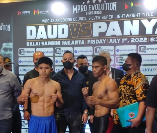 TIMBANG BADAN : Petinju Indonesia Ongen Saknosiwi  usai melakukan timbang badan akan bertarung melawan petinju Thailand Jirawat Thammachot di Balai Sarbini, Jakarta, Jumat 1 Juli 2022 malam. (Daud Boxing Club Untuk Pontianak Post)