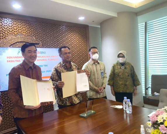 (Ki-ka) Presiden Direktur Kalbe Farma Vidjongtius, Pemimpin Divisi Corporate Banking 1 BNI I Made Sukajaya, Direktur Corporate Banking BNI Silvano Rumantir dan Direktur Bisnis Konsumer BNI Corina Leyla Karnalies dalam Penandatanganan Perjanjian Kredit sen