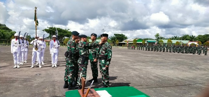 Suasana saat dilaksanakannya serah terima jabatan Komandan Batalyon Raider Khusus 644/Walet Sakti di lapangan Mayonif, Senin (27/6). (ANDREAS/PONTIANAK POST)
