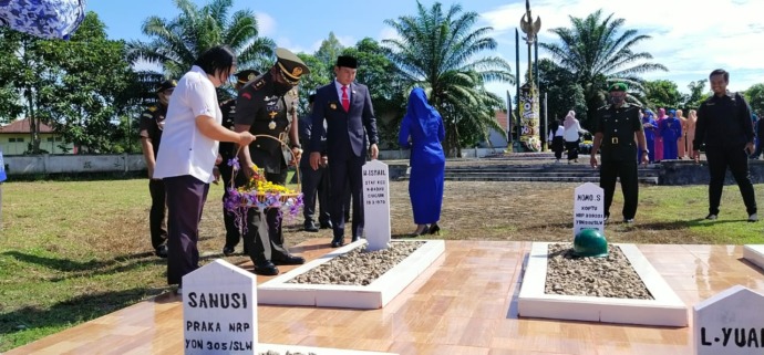 Komandan Kodim 1206/Putussibau Letkol Inf Jemi Oktis Oil saat melakukan tabur bunga di Taman Makam Pahlawan Manalo Marajuang Kecamatan Utara, dalam rangka memperingati Hari Berkabung Daerah Provinsi Kalimantan Barat, Selasa (28/6). (ANDREAS/PONTIANAK POST