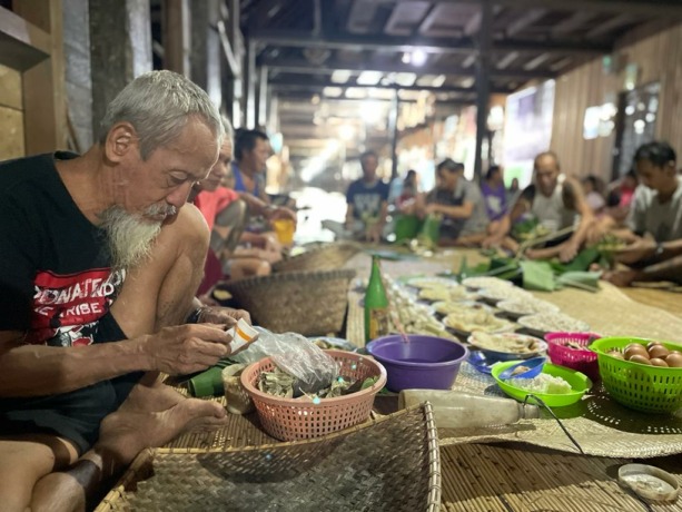 Masyarakat Dayak Iban di Sungai Utik, Kapuas Hulu, sedang melakukan persiapan menjelang ritual Ngampun pada perayaan Gawa’ (Gawai) atau pesta panen. (IST)
