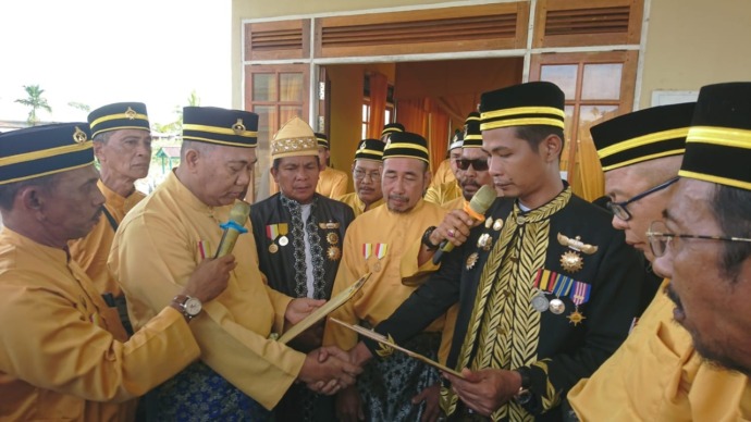 Pembacaan Pengukuhan Raja Kubu  Sy. Ibrahim Bin Nyoh Al Idrus oleh Mufti Kerajaan Kubu Dr. Sy Kamaruzzaman Al Idrus ditandai dengan berjabat  tangan. (IST)