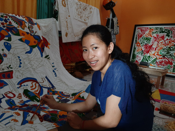 HOBI: Priska Yeniriatno saat ditemui di bengkel seninya di Pontianak. Membatik adalah hobi yang bisa dilakukannya tanpa beban dan menjernihkan pikirannya. (Syahriani Siregar/Pontianak Post)