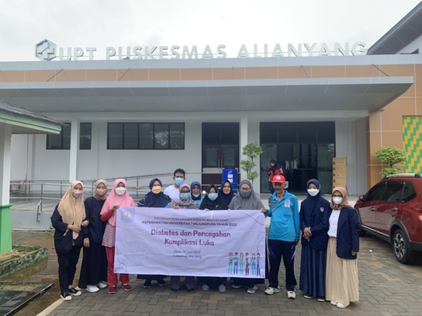 Foto bersama usai digelarnya penyuluhan tentang diabetes dan pencegahan luka diabetik di UPT Puskesmas Alianyang (Istimewa)