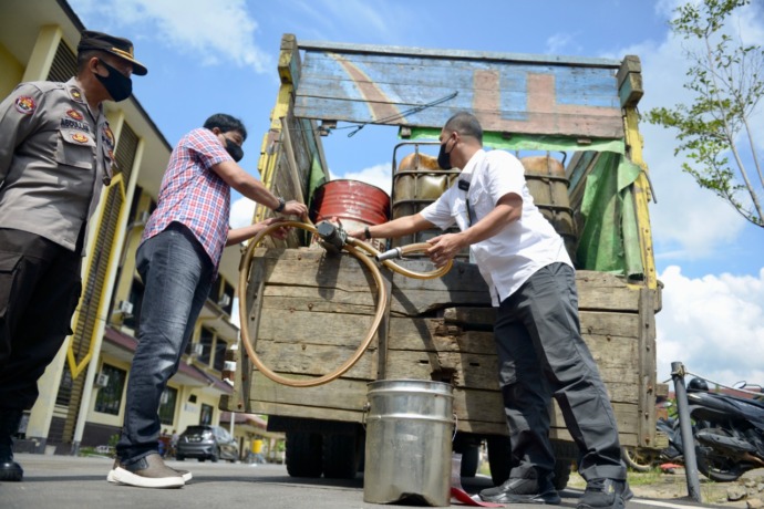 KASUS BBM: Petugas kepolisian saat menunjukan barang bukti kasus penyimpangan BBM subsidi dari sejumlah tersangka yang berhasil diamankan oleh Direktorat Reserse Kriminal Khusus Polda Kalbar. (ARIEF  NUGROHO/PONTIANAK POST)