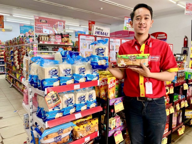 ROYAL: Karyawan Alfamart menunjukkan produk Royal Bakery yang dipajang di gerai Alfamart Parit Mayor, Jalan Tanjung Raya II, Kota Pontianak.
