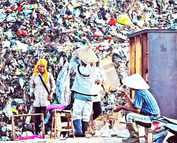 SAMPAH PLASTIK: Tumpukan sampah kantong plastik yang menggunung dan menjadi sampah mayoritas di Tempat Pembuangan Akhir Batu Layang, Kota Pontianak. DOKUMEN