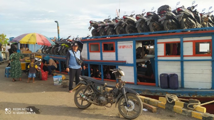 MOTOR KELOTOK: Sejumlah petugas saat melakukan penjagaan di Pelabuhan Teluk Batang, Kecamatan Teluk Batang. Pelabuhan ini menjadi berlabuhnya motor kelotok yang datang dari Dermaga Rasau Jaya, Kubu Raya. ISTIMEWA
