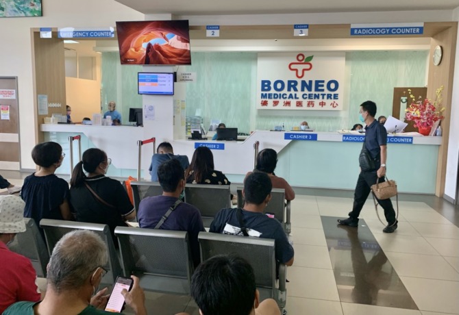 Pasien mengantri di Borneo Medical Centre di Kuching. foto Shando Safela