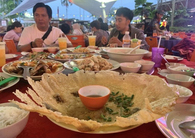 Oyster pancake menjadi makanan favorit di Top Spot, Kuching. foto Shando Safela