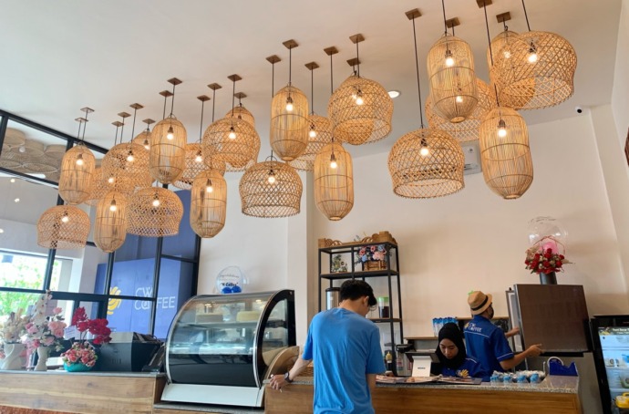 Kini CW Coffee hadir bernuansa Bali di Jalan Merdeka Barat. foto Shando Safela