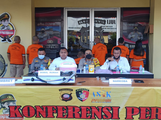 UNGKAP KASUS: Polres Ketapang menghadirkan sejumlah tersangka dari sejumlah pengungkapan kasus, termasuk dua tersangka pencabulan terhadap anak di bawah umur oleh oknum pendeta dan anaknya, Senin (25/7) sore. (IST)