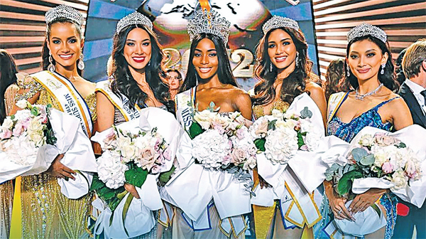 SUPRA WINNERS: Jajaran Top 5 Miss Supranational 2022. Dari kiri, Ismleys Velasquez (Venezuela), Nguyen Huynh Kim Duyen (Vietnam), Lalela Mswane (Miss Suprantional 2022, Afrika Selatan), Praewwwanich Reuangthong (Thailand), dan Adinda Cresheilla. (INSTAGRA