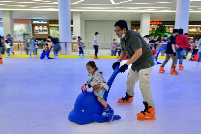 Wahana ice skating di GAIA Bumi Raya City Mall yang menjadi viral di minggu pertamanya launching. foto Shando Safela