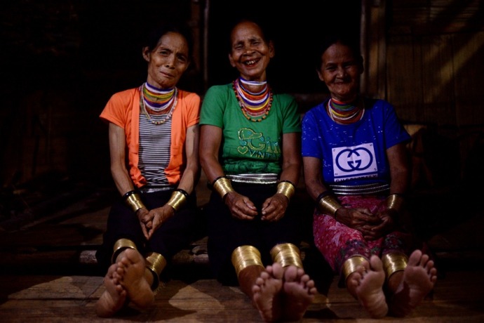 TRADISI: Sejumlah perempuan Bidayuh di Dusun Medeng, Desa Sungkung II, Kecamatan Siding, Kabupaten Bengkayang mengenakan gelang tembaga atau bathu’k yang merupakan tradisi turun-temurun. Bathu’k  dipakai sehari-hari sampai menjelang ajal. ARIEF NUGROHO/PO