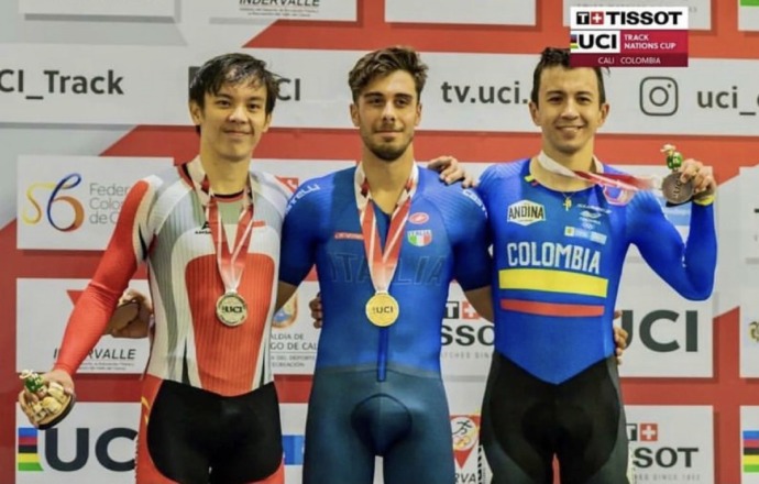 Bernard Van Aert (kiri) saat menerima medali perak di UCI Track Nations Cup 2022 di Kolombia. foto IG @bernardvanaert