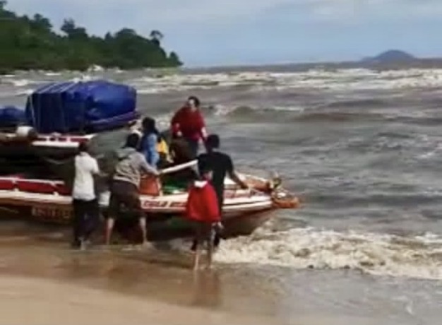 Speedboat jurusan Pontianak-Sukadana terpaksa menepi di pulau sesaat dihantam ombak tinggi. foto Istimewa