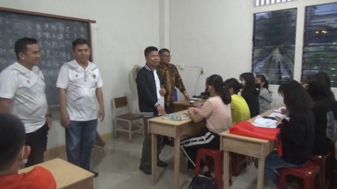 KURSUS: Bupati Sambas saat melihat langsung lembaga kursus mandarin gratis yang dilaksanakan di Sambas. ISTIMEWA