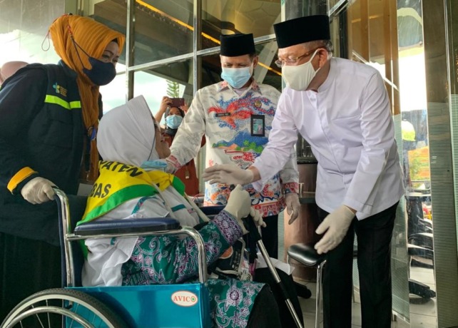 HAJI: Gubernur Kalbar Sutarmidji menyalami satu per satu jemaah haji yang tiba di Hotel Kapuas Palace, Pontianak, Jumat (29/7). SHANDO SAFELA/PONTIANAK POST