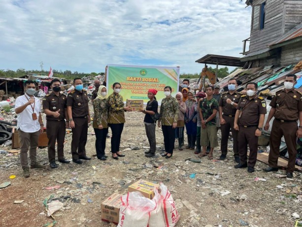 Suasana saat Plh. Kepala Kejaksaan Negeri Kapuas Hulu Jimmy Didi Setiawan dan jajaran menyerahkan bantuan Sembako, Kamis (14/7)._Ist.