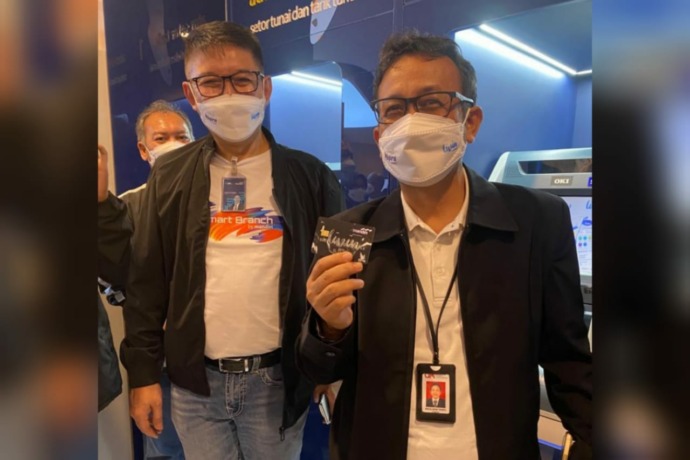 Direktur Operasional Bank Mandiri Bapak Toni Eko Boy Subari berfoto bersama Kepala OJK Provinsi Kalimantan Barat Bapak Maulana Yasin setelah mencoba menganti kartu debit mandiri lama menjadi kartu debit mandiri baru berlogo livin di layanan CS Machine Sma